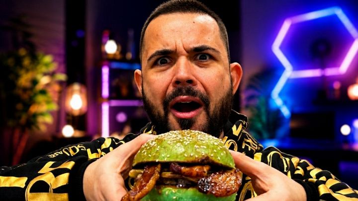 Lo youtuber CiccioGamer89 con un suo hamburger per promuovere la sua paninoteca