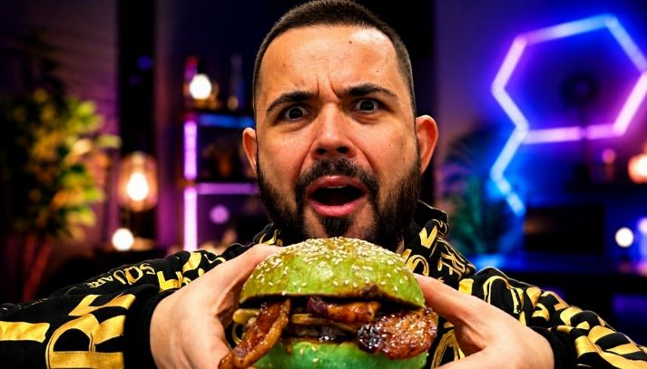 Lo youtuber CiccioGamer89 con un suo hamburger per promuovere la sua paninoteca