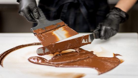 Cioccolatiere che fa i cioccolatini