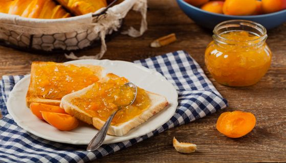 Spuntino con toast farciti con marmellata di albicocche