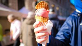 Cono con gelato artigianale alla fragola e biscotto