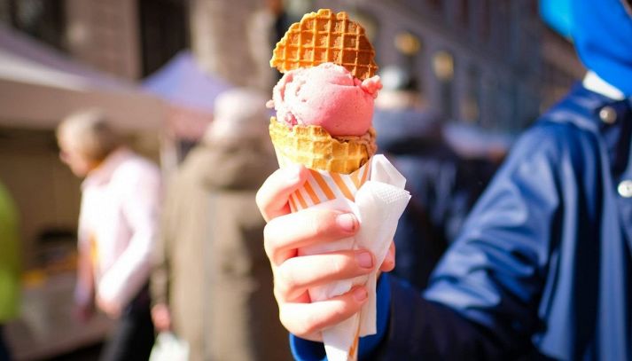 Cono con gelato artigianale alla fragola e biscotto