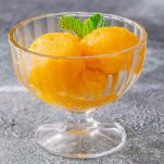 Sorbetto alle nespole in coppa di vetro