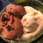Coppetta di gelato con gusti banana cioccolato e limone