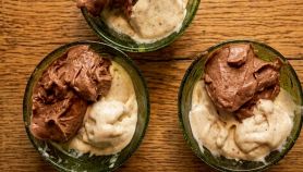 Coppe con gelato al limone, cioccolato e banana