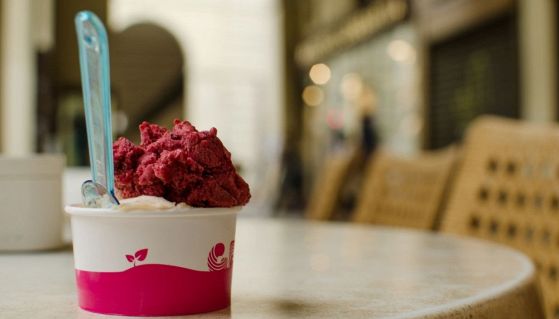 Una coppetta di gelato sul tavolino di un bar