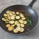 Padella con zucchine e basilico