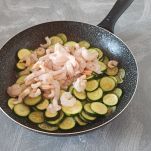 Padella con zucchine e gamberetti