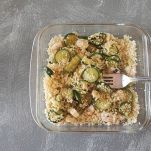 Ciotola con cous cous zucchine e gamberetti