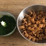 Pasta cruda con crema agli spinaci