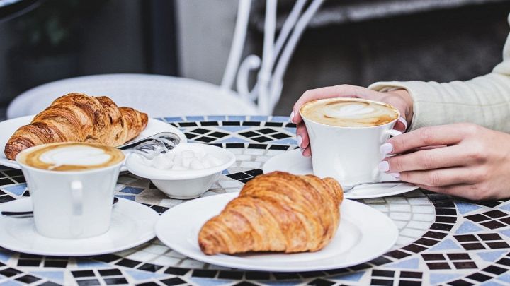 Due brioche e due cappuccini su un tavolino di un bar di Milano