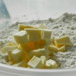 Sciogliere burro nella farina