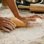 Impastare a mano la pasta frolla