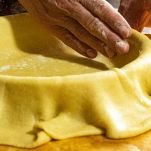 Rivestire stampo con pasta frolla