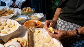 Preparazione dei culurgiones, pasta fresca sarda fatta a mano
