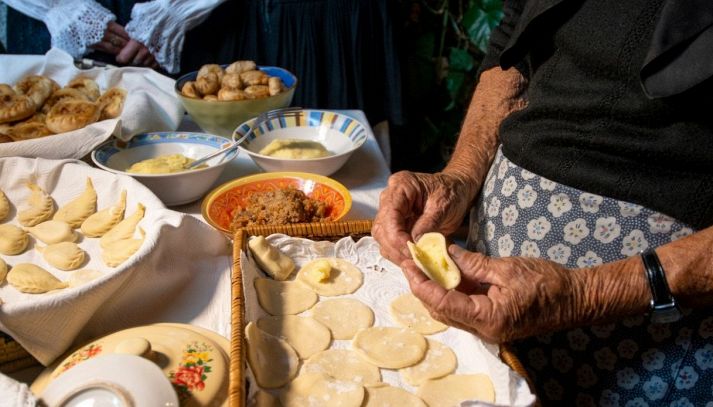 Preparazione dei culurgiones, pasta fresca sarda fatta a mano