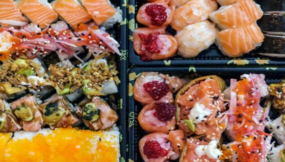 Diversi tipi di sushi sul vassoio