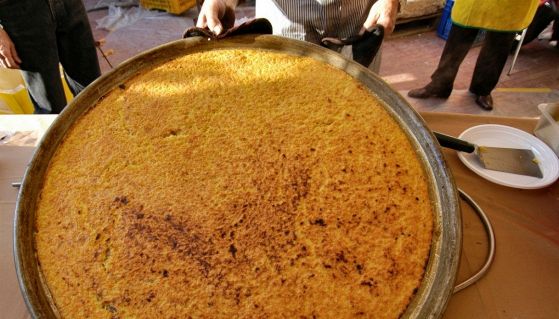 Un'enorme farinata di ceci ligure appena sfornata
