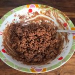 Farro soffiato mescolato con cioccolata fusa e crema di nocciole