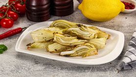 Finocchi gratinati in padella sul tavolo