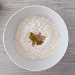 Ciotola con farina e olio
