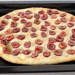 Teglia con focaccia cotta