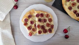 Tranci di focaccia salata con ciliegie e rosmarino