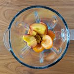 Bicchiere del frullatore con frutta