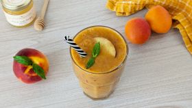 Il frullato con due frutti estivi che adorano grandi e piccini