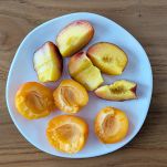 Albicocche e pesche a pezzi