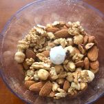 Frutta secca nel boccale tritatutto