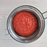 Setacciare gazpacho di ciliegie