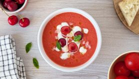 Ciotola con gazpacho di ciliegie