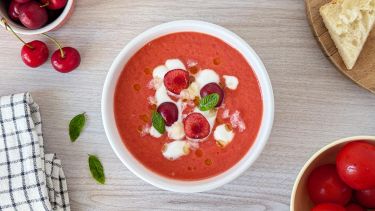 Ciotola con gazpacho di ciliegie