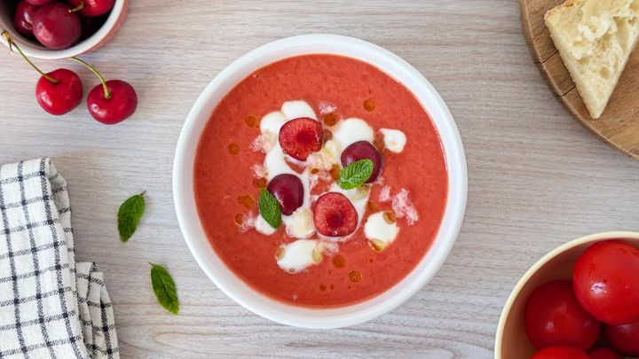 Ciotola con gazpacho di ciliegie