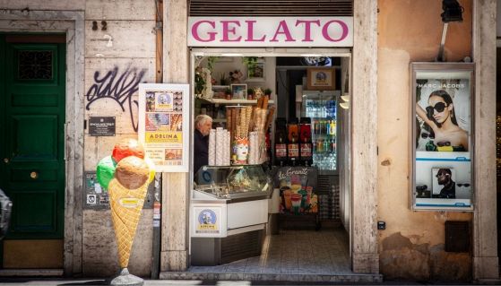 Esterno di una gelateria tradizionale per le strade di Roma