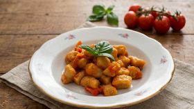 Gnocchi di quinoa con pomodorini e basilico