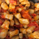 Gnocchi di quinoa con pomodorini nella pentola