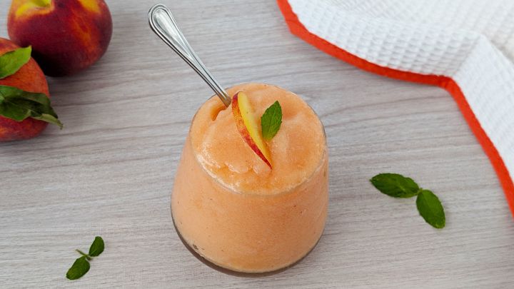 Bicchiere con granita alla frutta