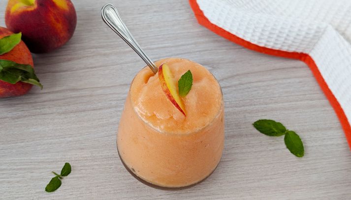 Bicchiere con granita alla frutta