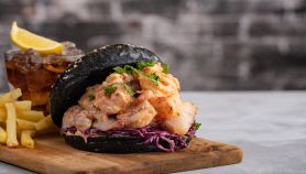 Hamburger nero con pesce e gamberi e patatine fritte