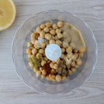 Mixer con ingredienti hummus