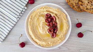 L'ingrediente estivo che cambia del tutto l'hummus: è pura bontà