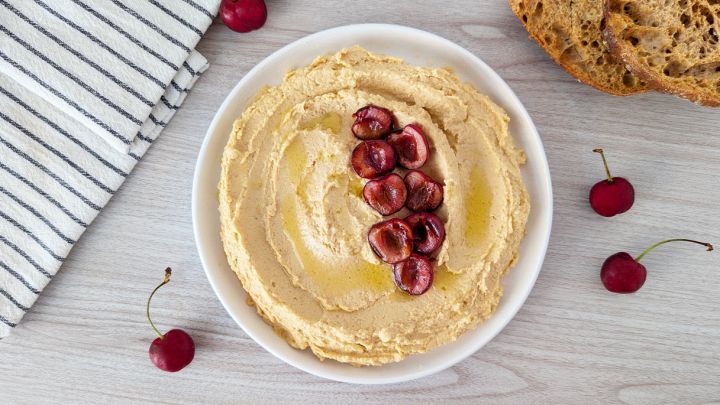 L'ingrediente estivo che cambia del tutto l'hummus: è pura bontà