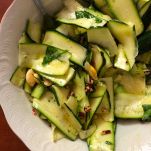 Piatto di insalata di zucchine crude al basilico