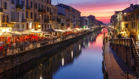 Vista dei Navigli al tramonto, con molti locali dove mangiare
