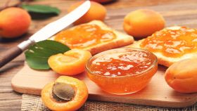 Marmellata di albicocche in una ciotolina di vetro