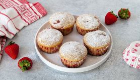 Piatto con muffin alle fragole