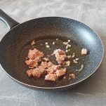 Tonno con olio e cipolla tritata