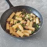 Pasta con asparagi e tonno in padella